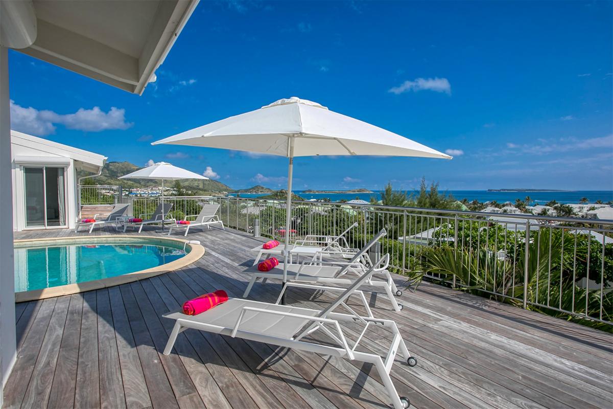 Luxurious Villa St Martin - Deckchairs along the pool